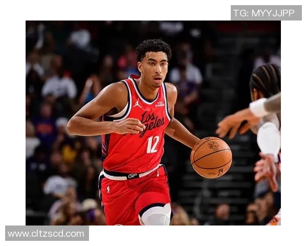 板凳席上为数不多的正常人，这样的球员在快船却得不到基本的信任